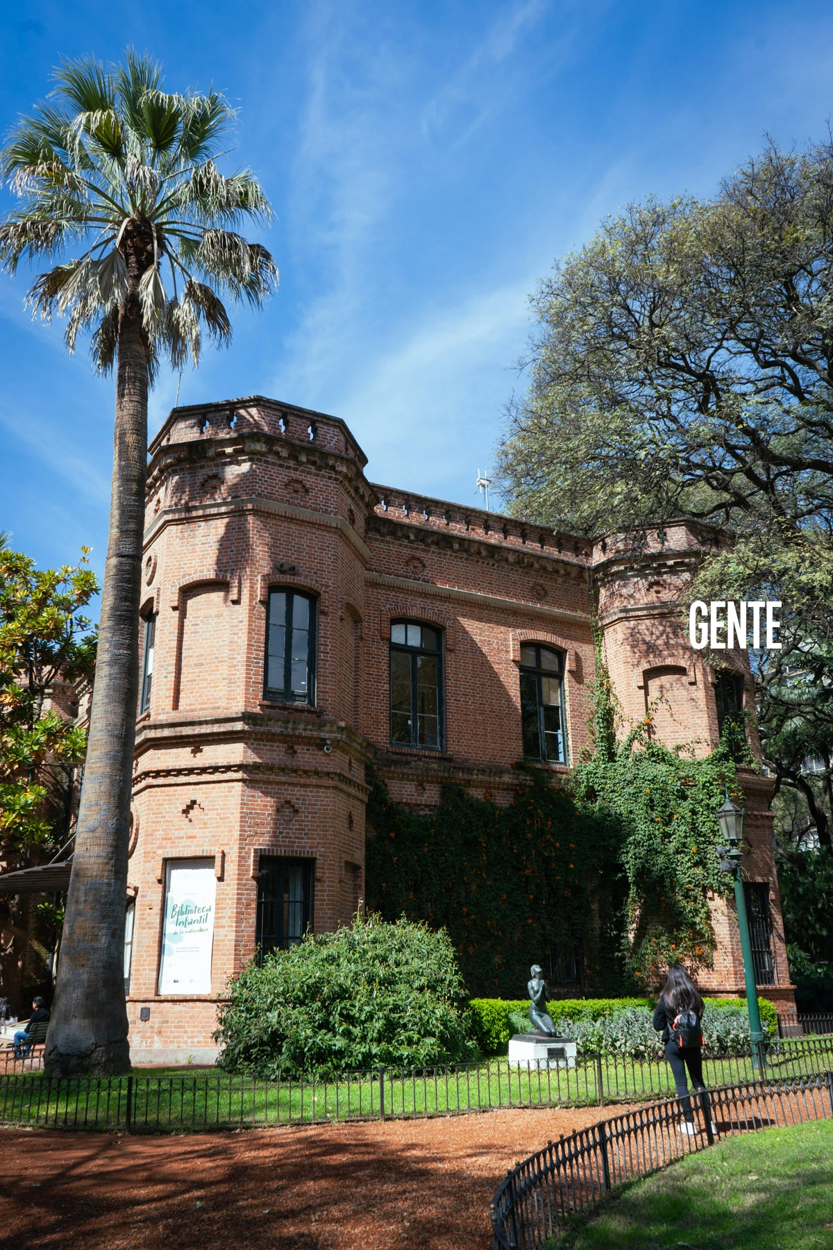 Además, cuenta con una Biblioteca Infantil de la Naturaleza para que los mas chicos lean y aprendan.