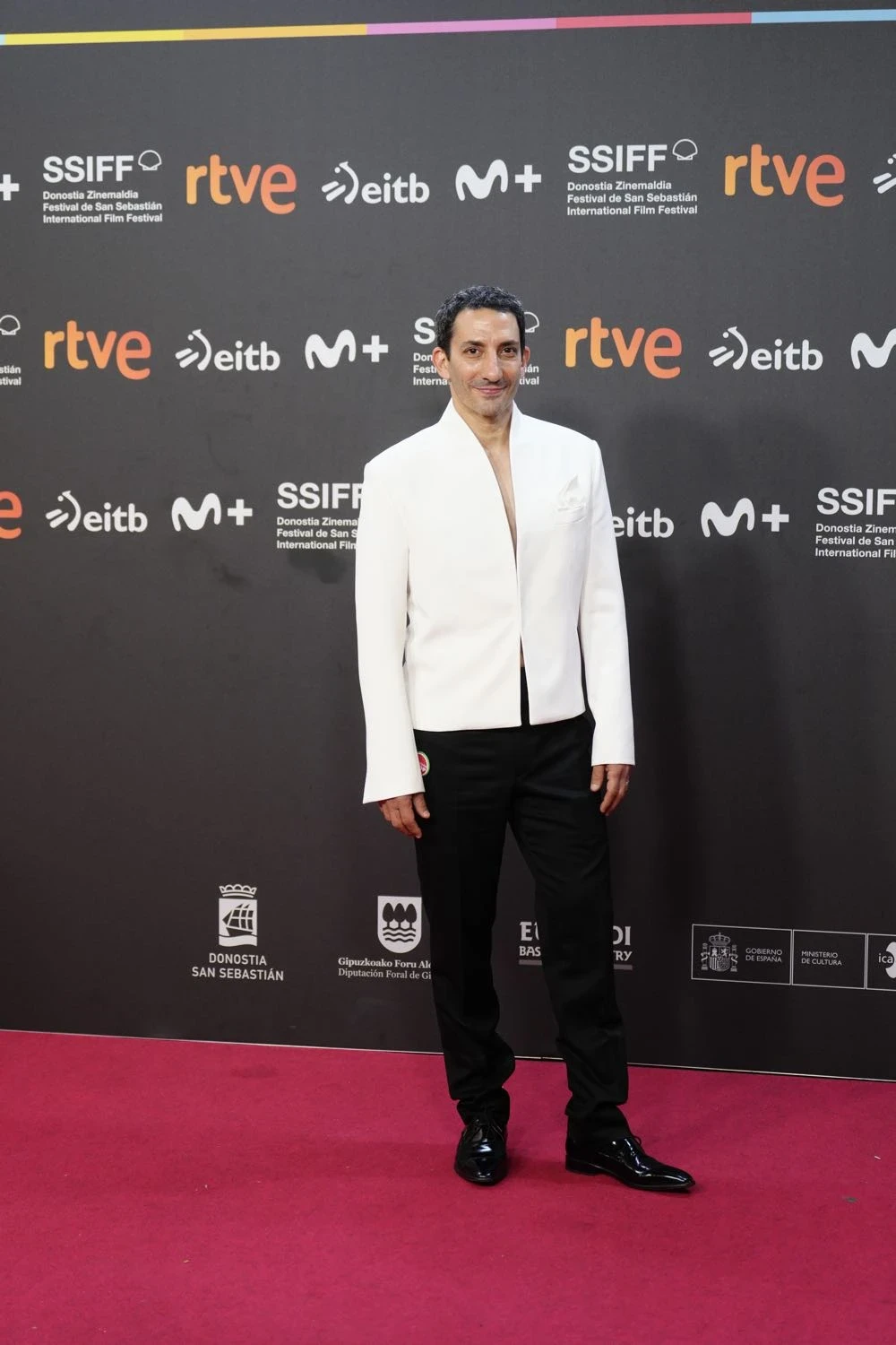 Juan Minujin en la alfombra roja del estreno de 'Los Domingos' en el Festival de San Sebastián 2025.