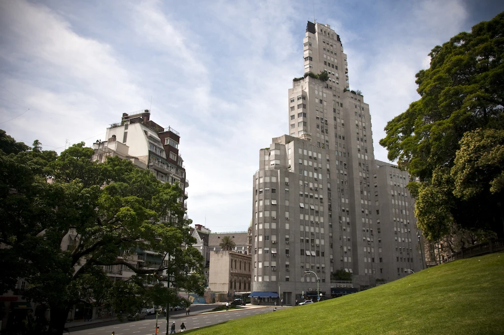 Inaugurado en 1936, el Edificio Kavanagh fue el rascacielos más alto de Sudamérica y símbolo del modernismo porteño.

Su diseño art déco y su historia de amor y rivalidad familiar lo convirtieron en un ícono cargado de leyendas urbanas.