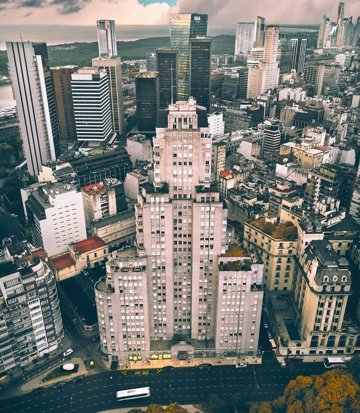 Foto actual del Kavanagh. Al fondo se puede apreciar el Río de la Plata y las torres de la Avenida Leandro N. Alem. 