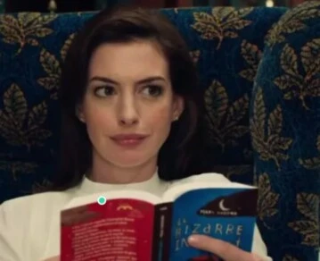 Qué leer- 6 libros atrapantes recomendados por Anne Hathaway incluida la novela que inspiró El diablo viste a la moda