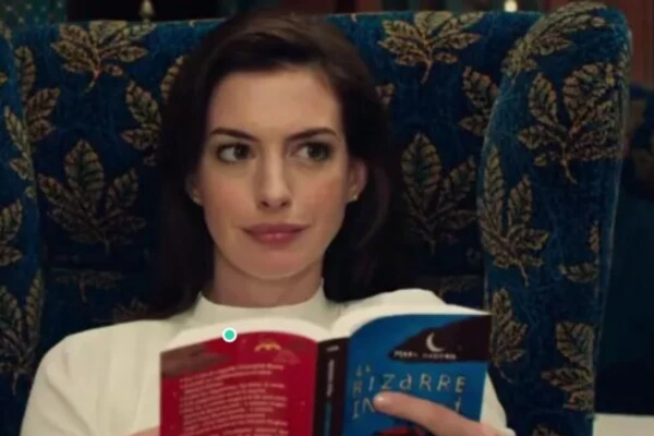 Qué leer- 6 libros atrapantes recomendados por Anne Hathaway incluida la novela que inspiró El diablo viste a la moda
