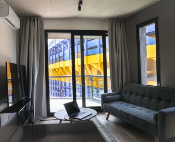 Cómo es y cuánto cuesta alojarse en el  hotel de 4 estrellas ubicado a 30 pasos de la Bombonera: para cantar, alentar, latir y sentirse adentro de la cancha