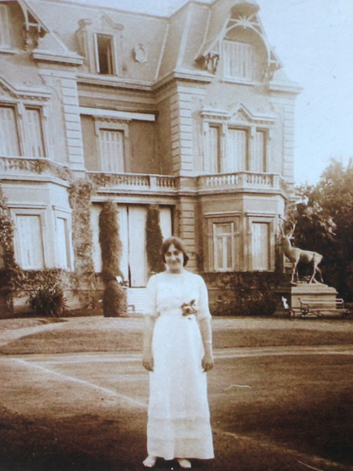 Victoria Ocampo posando en su estancia de verano.