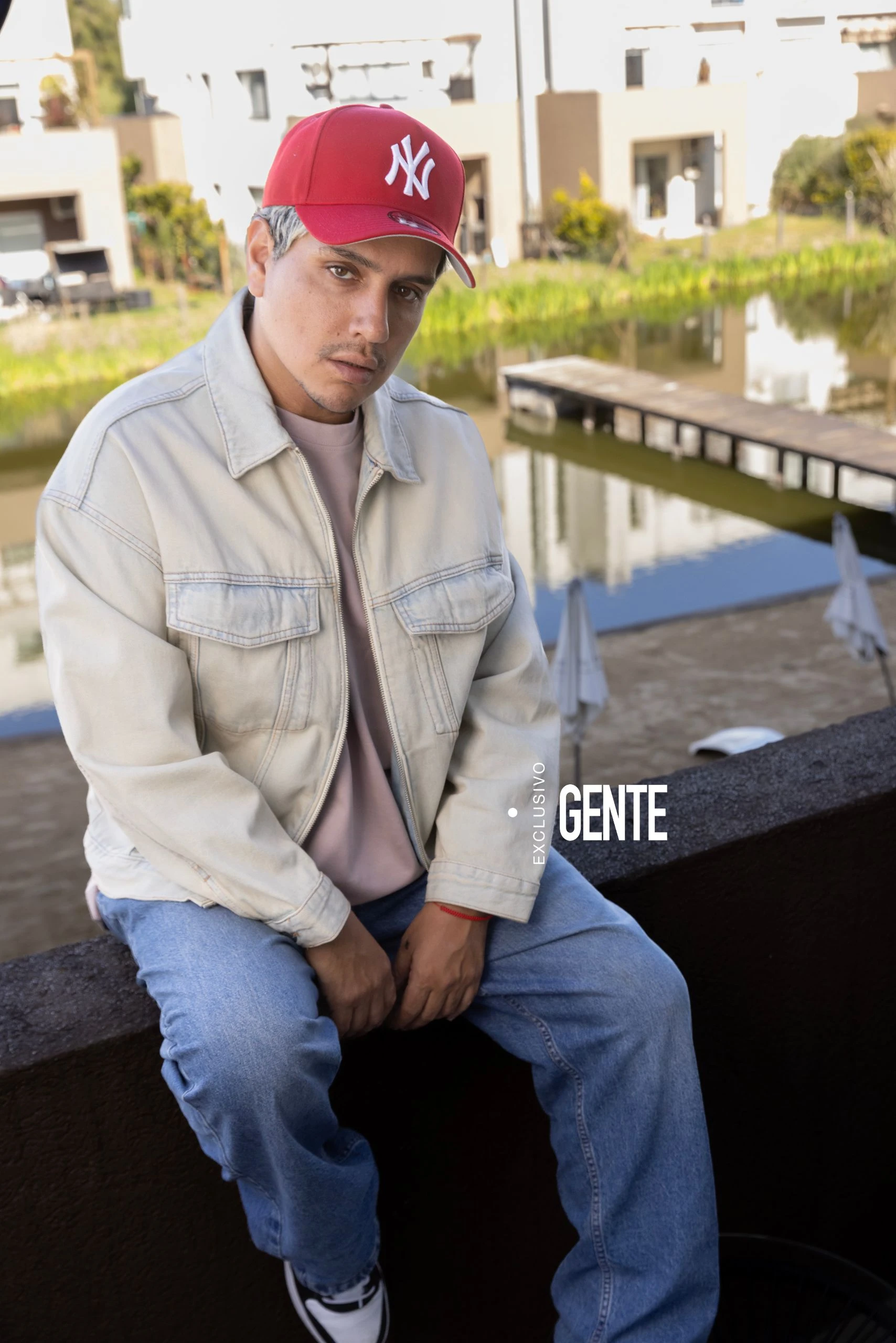 Kennys Palacios posa en el balcón de su loft: el espacio tiene sillones, una parrilla "que nunca estrené" y una inigualable vista del lago y el muelle. 