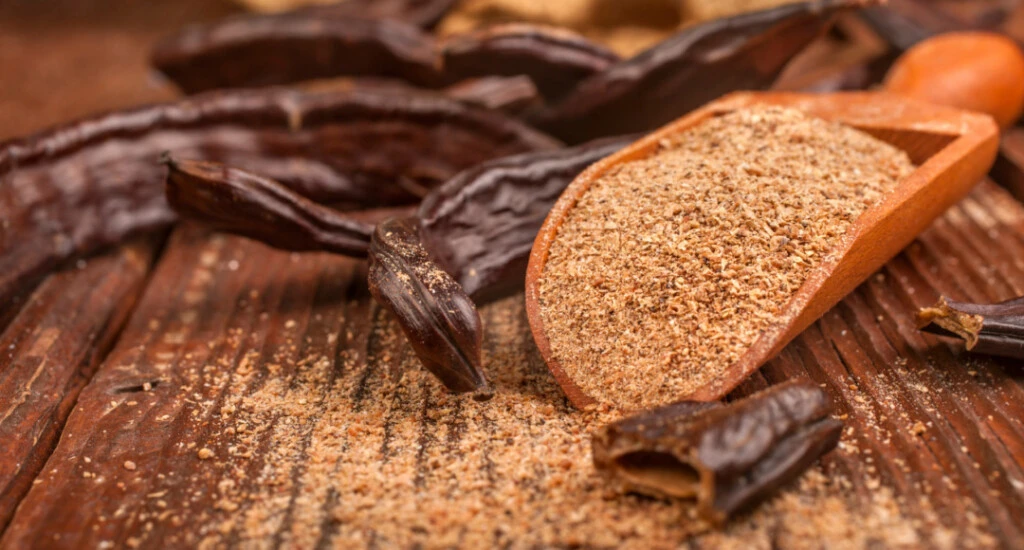 La harina de algarroba se usa en vez del chocolate y se recomienda a personas con diabetes y problemas intestinales