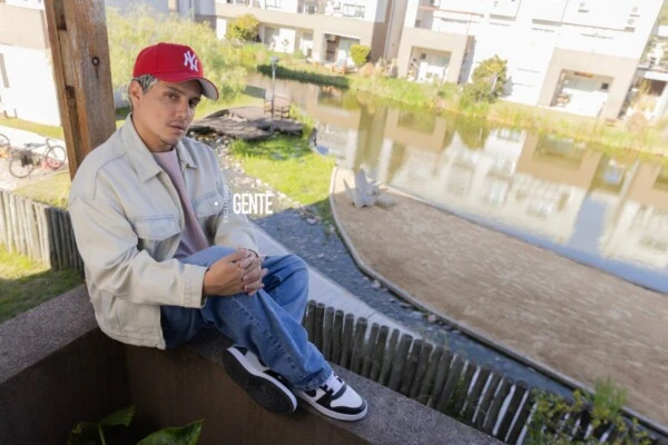 La ficha técnica de Kennys: Tiene 40 años, es de Aries, su color favorito es el negro, tiene 1.8 millones de seguidores en Instagram, estuvo en varios realitys y su amiga más famosa es Wanda Nara.