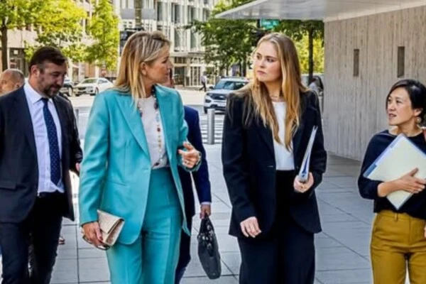 Máxima y su hija, con dos sastreros y mucha actitud.