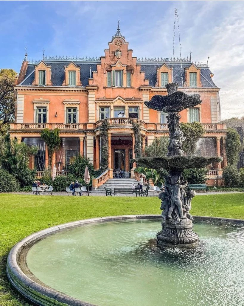 La imponente vista de Villa Ocampo desde el exterior. 