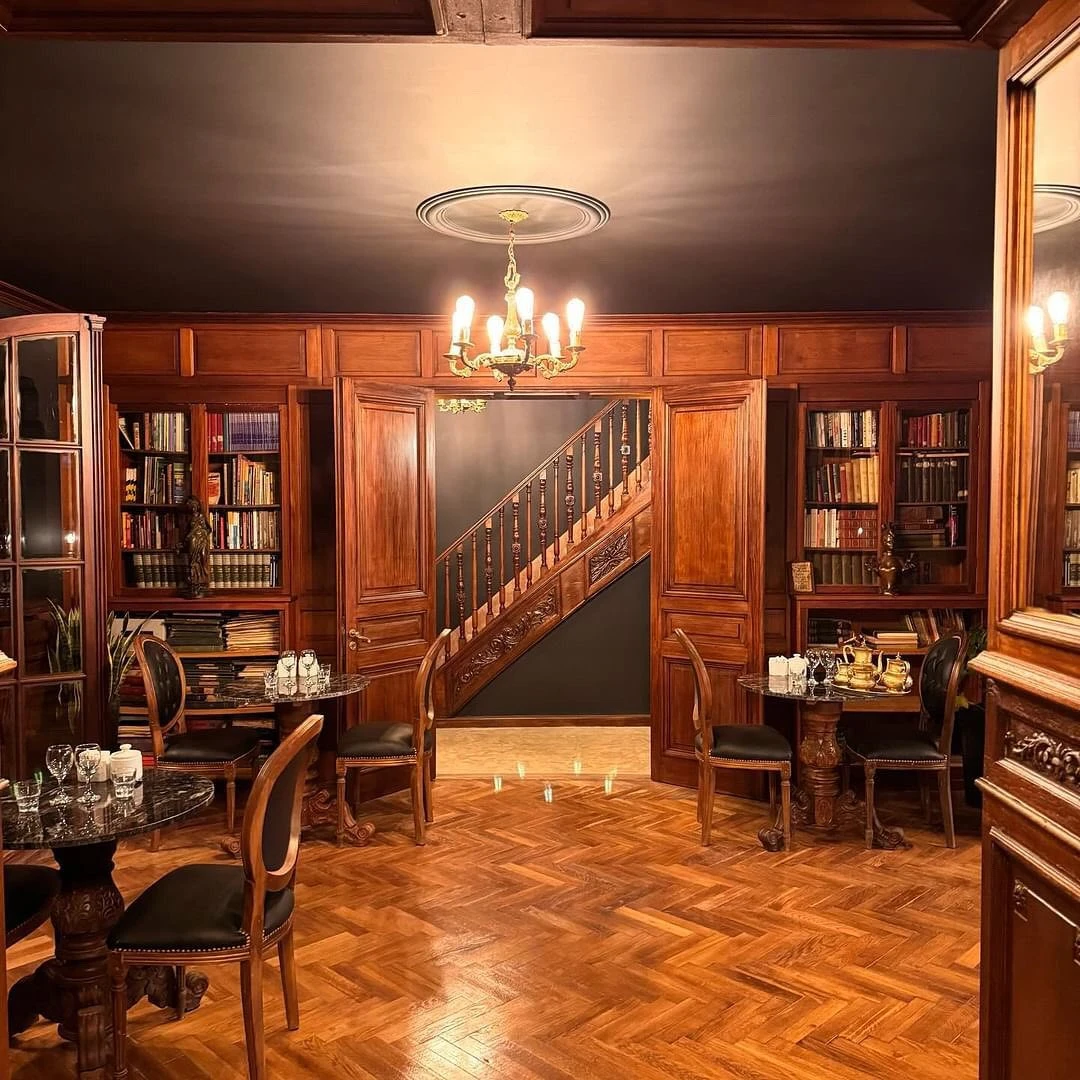 Los salones conservan detalles arquitectónicos originales, como molduras ornamentadas, arañas de cristal, espejos labrados y pisos de madera pulida, que aportan calidez y carácter al espacio.