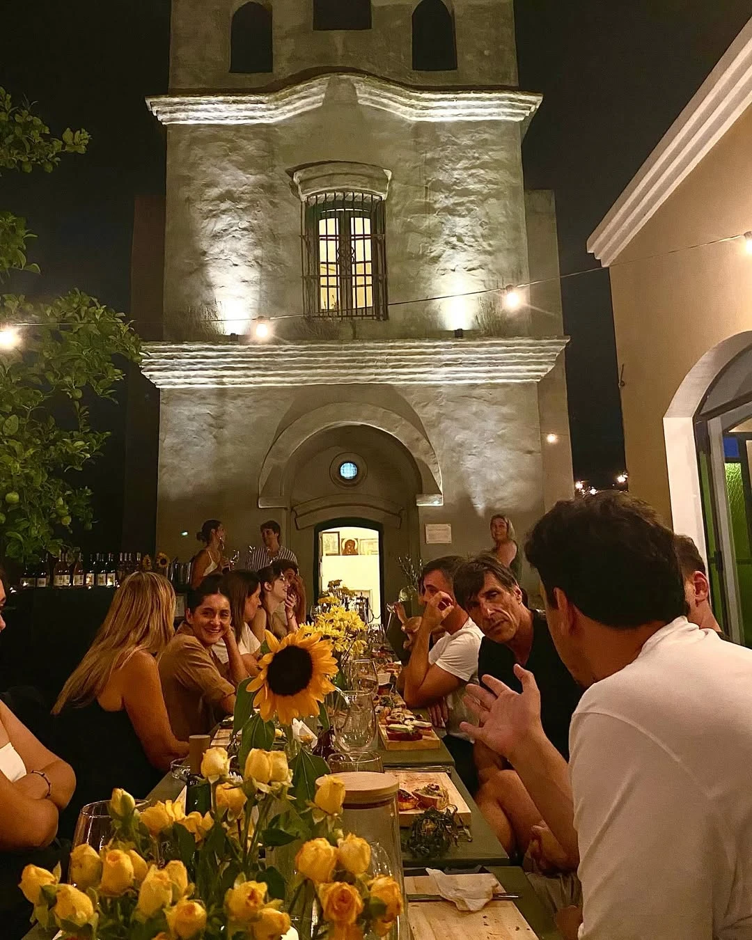 En las noches, el espacio se presta para el encuentro. A lo largo del año hay eventos temáticos.