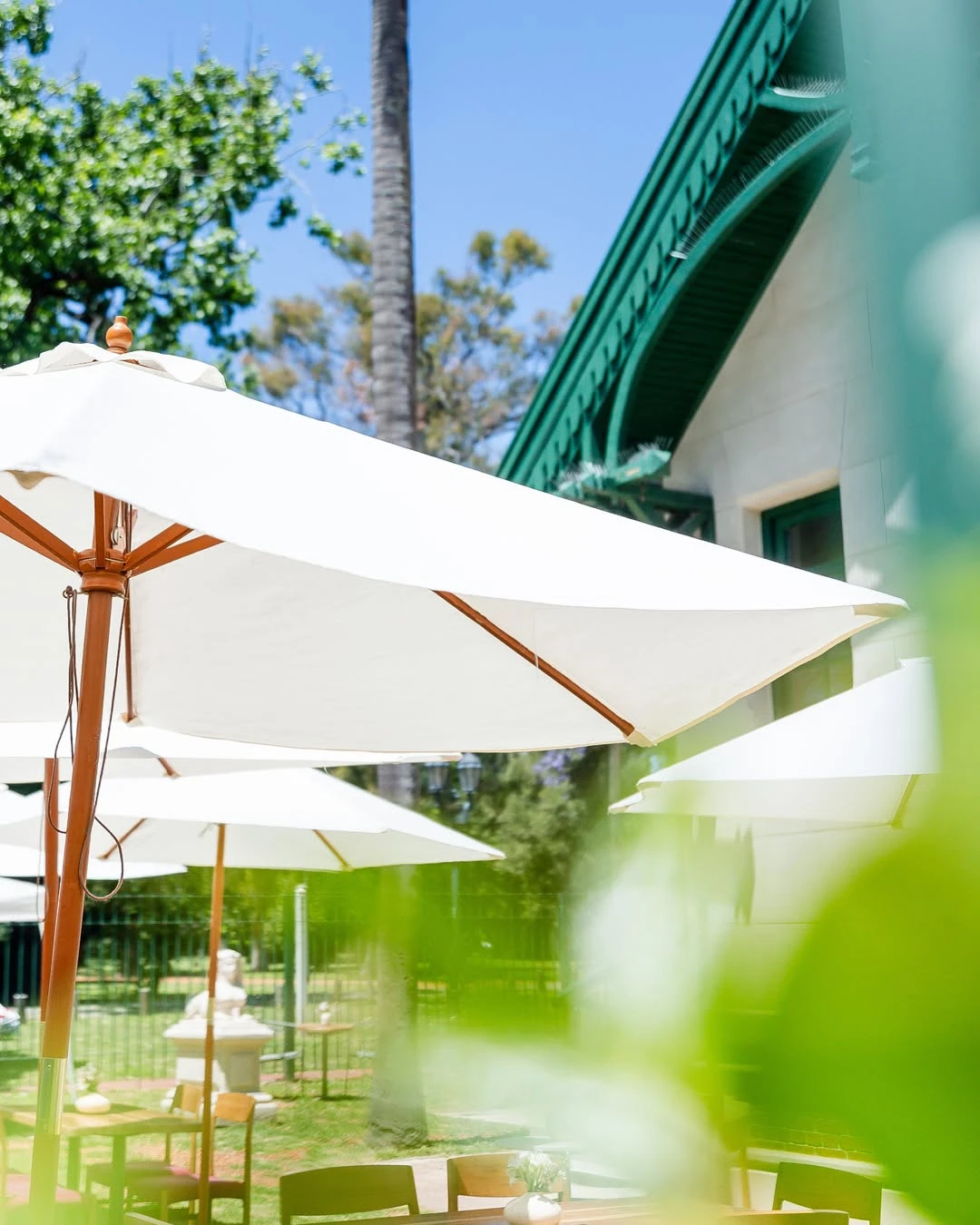 En el exterior, la segunda etapa incluyó la colocación de sombrillas y café en formato take away. 