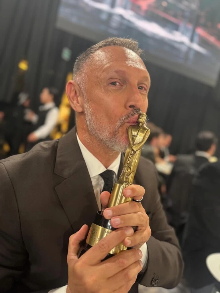 "Los pueblos no son ni pueden ser responsables por las decisiones de sus gobernantes. En pleno siglo XXI, el antisemitismo como cualquier otra forma de discriminación, es una cuestión que atrasa. No puede tener lugar. Tengamos el coraje como sociedad de salir a la calle con la única bandera que necesita hoy el mundo. Una bandera blanca, del color de la paz. Que vuelvan los secuestrados, fin al terrorismo, gracias por escuchar”, afirmó Kavlin al agradecer su premio.