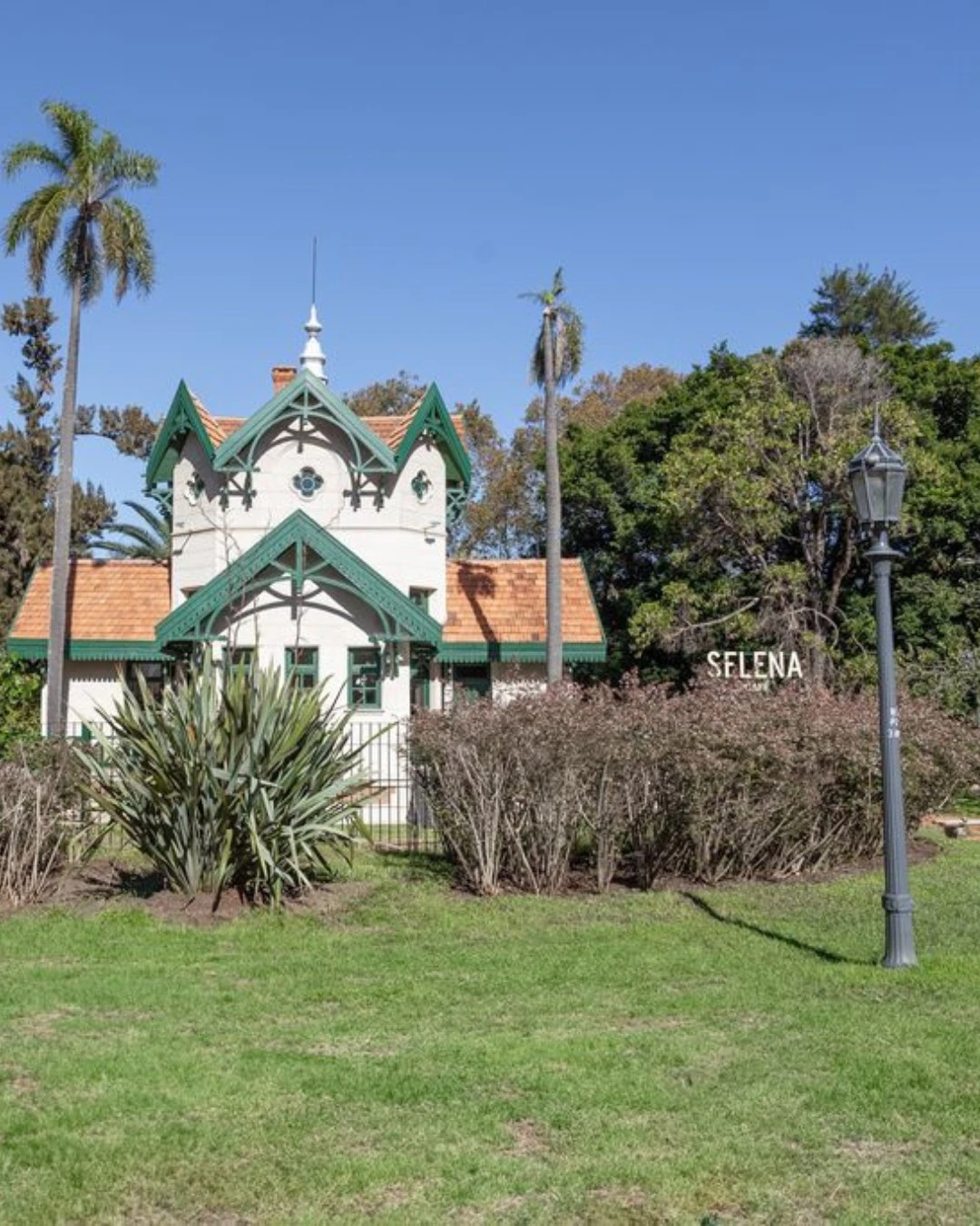 Está ubicado en la avenida Berro, a pocos metros del Jardín Japonés. 