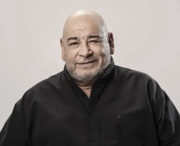 La nueva vida de Roly Serrano: tras pasar 9 meses internado y 3 en coma, a los 70 años regresó al teatro e inició una relación: "No me podía morir sin volver a enamorarme"