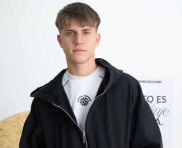 Valentino López debutó como modelo y sorprendió con una producción urbana junto a su novia Carola Sánchez Aloe