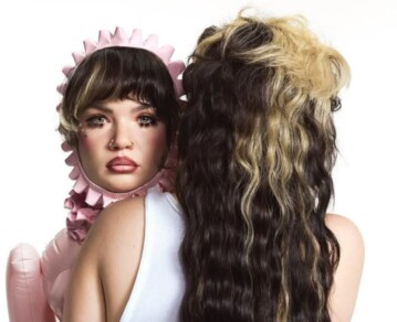 Lola Young, la primera baja del Lollapalooza 2026: la triste verdad detrás del retiro temporal de la estrella emergente británica