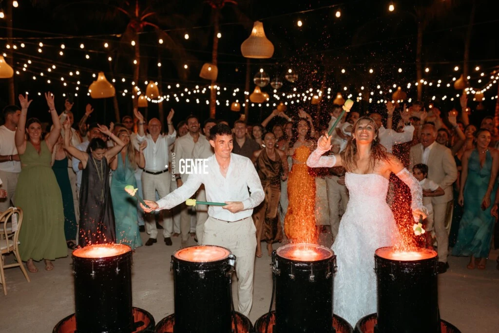 A modo de entretenimiento, el show estuvo a cargo de unos chamanes musicales que tocan tambores con agua para iniciar la fiesta, y después vino un DJ argentino.”