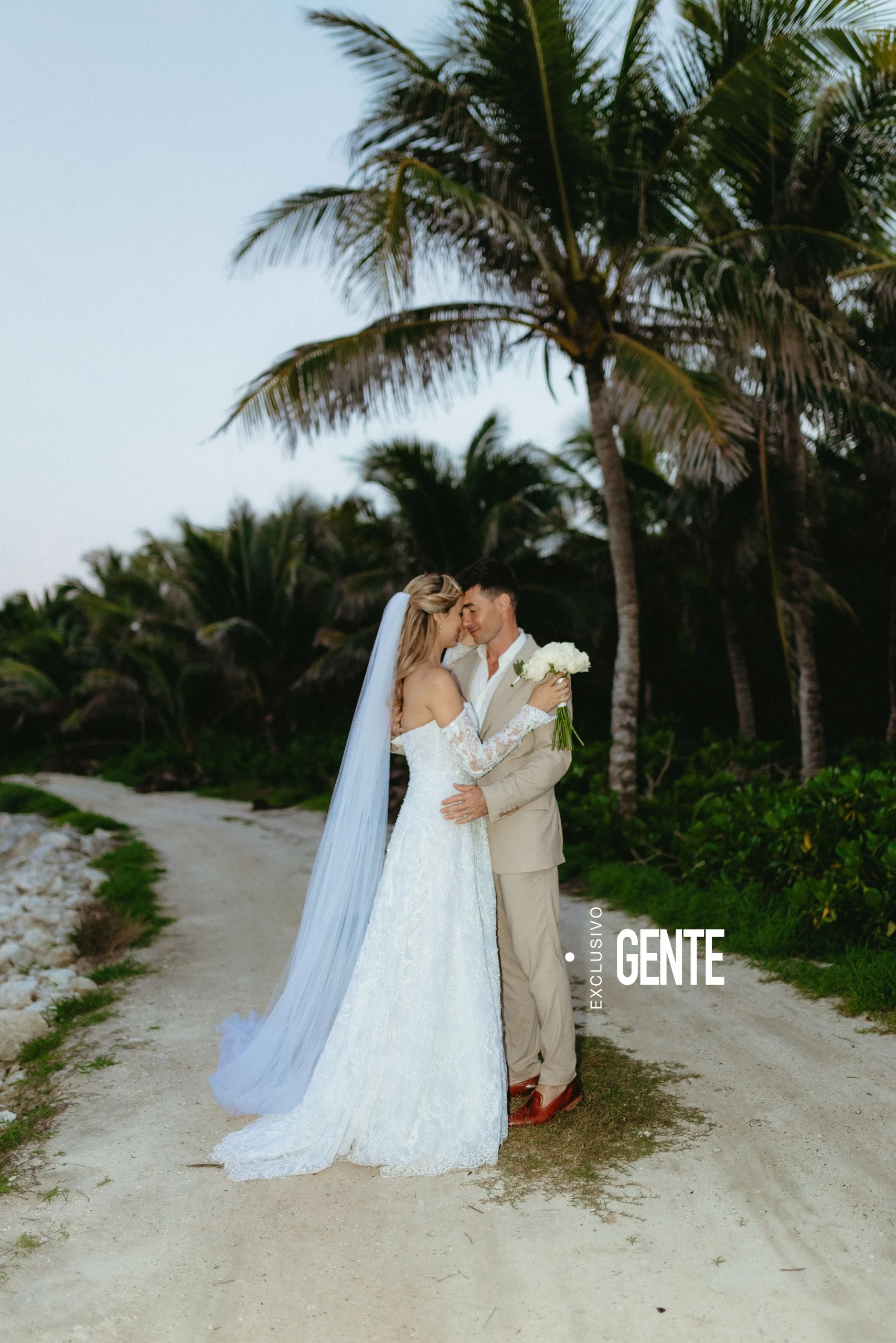 “Mi padrino inició la ceremonia, y después participaron los testigos: cinco por cada uno, que tenían un minuto para decir unas palabras. Luego hicimos unas fotos exclusivas para GENTE y, cerca de las 18:30, comenzó la fiesta con un menú variado en islas. La distribución que elegimos fue en mesas circulares, para fomentar el encuentro sobre la arena. A modo de entretenimiento, el show estuvo a cargo de unos chamanes musicales que tocan tambores con agua para iniciar la fiesta, y después vino un DJ argentino.”