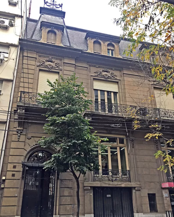 La fachada del petit hotel de Ayacucho 1571.