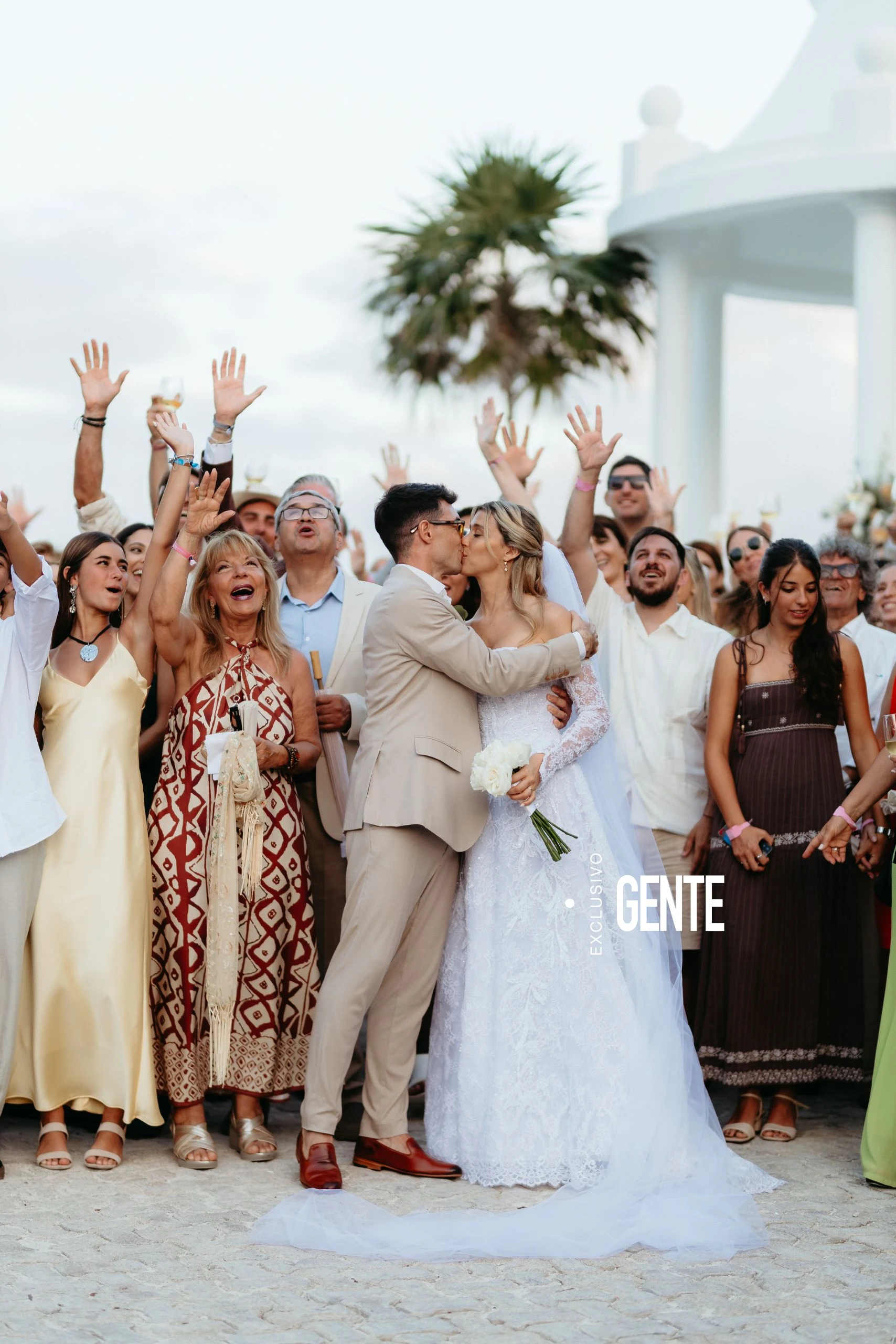 El beso, celebrado como un gol de Argentina. 