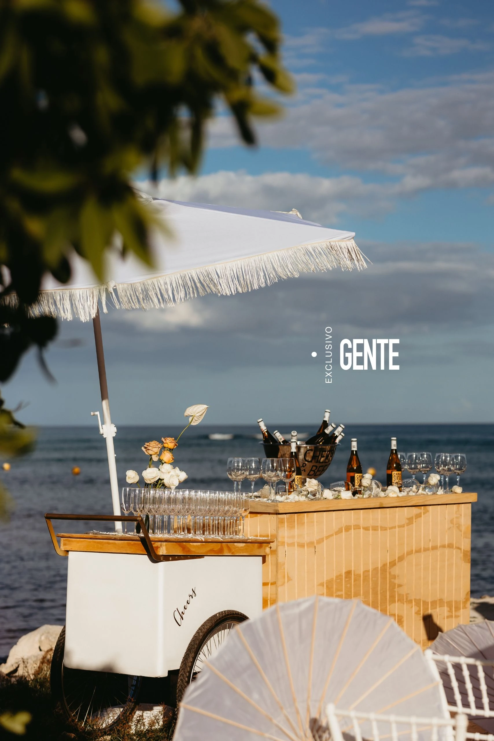 Una boda a orillas del mar y con los pies llenos de arena. 