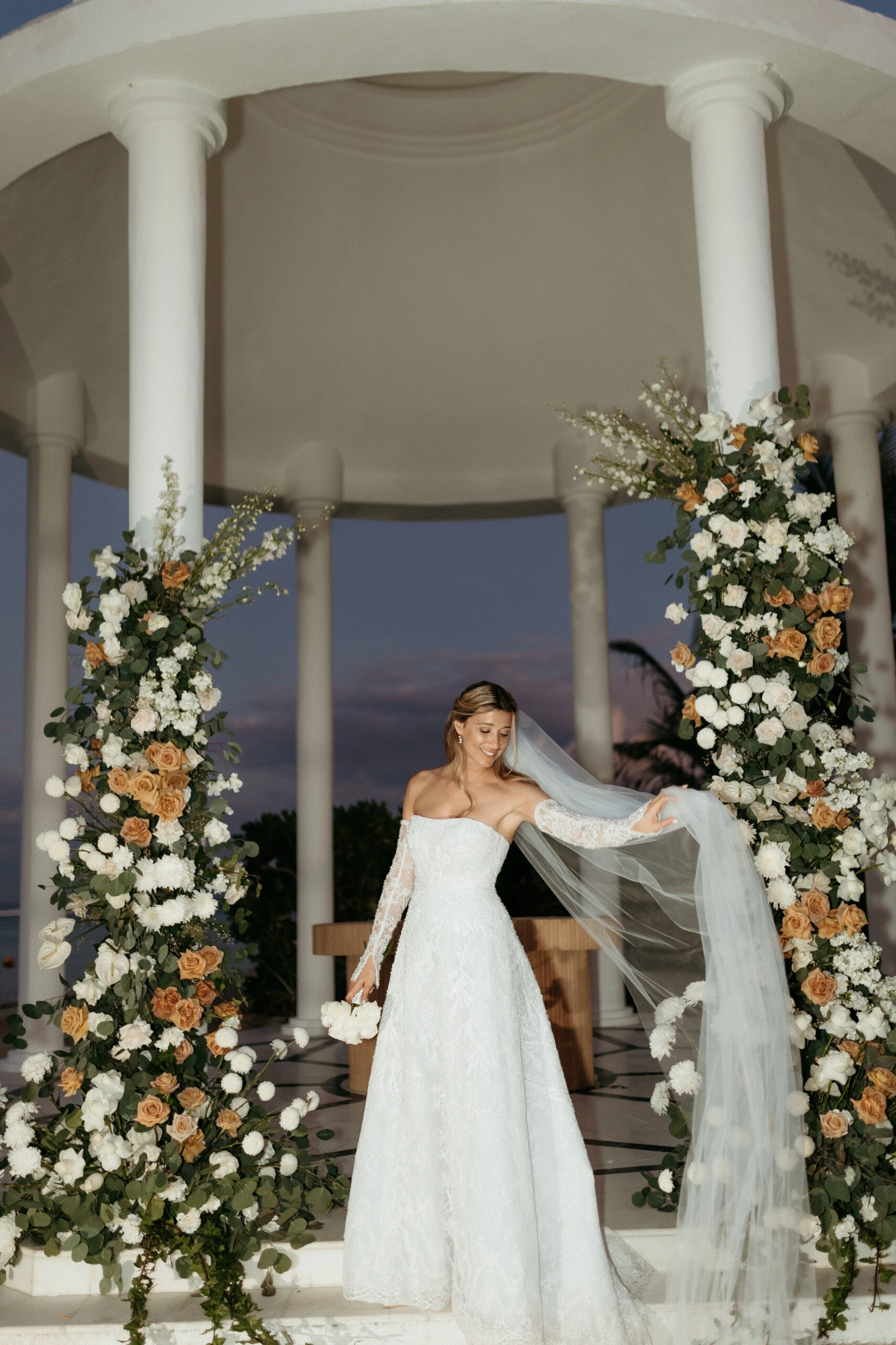 Es muy difícil que Agus no tenga una cámara en la mano. Es imposible. De hecho, en nuestra primera cena ya había equipos de filmación en la mesa. Vamos a recorrer muchos lugares después de México, y para mí todo eso forma parte de la luna de miel: desde ir a esquiar en enero hasta viajar a Japón en abril. Vivimos en una constante luna de miel.