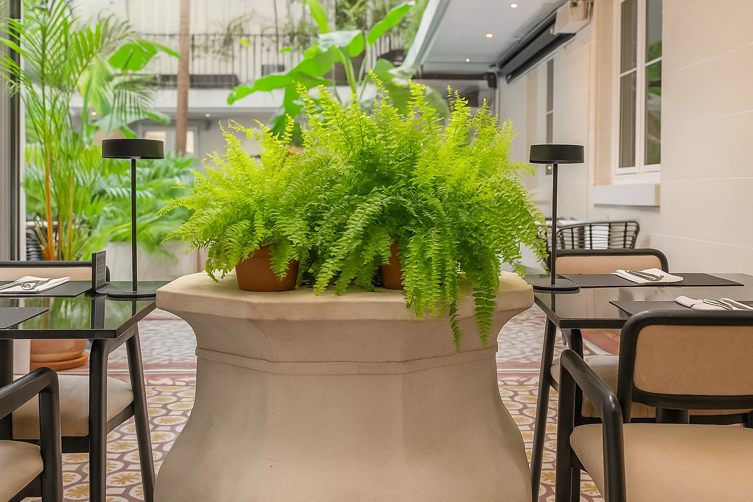 Un aljibe original, epicentro del jardín.