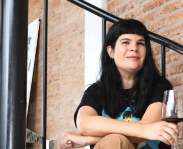 La historia de Agustina de Alba, la sommelier que transformó la forma de hablar de vino, y sus 3 consejos para elegir una botella en el súper