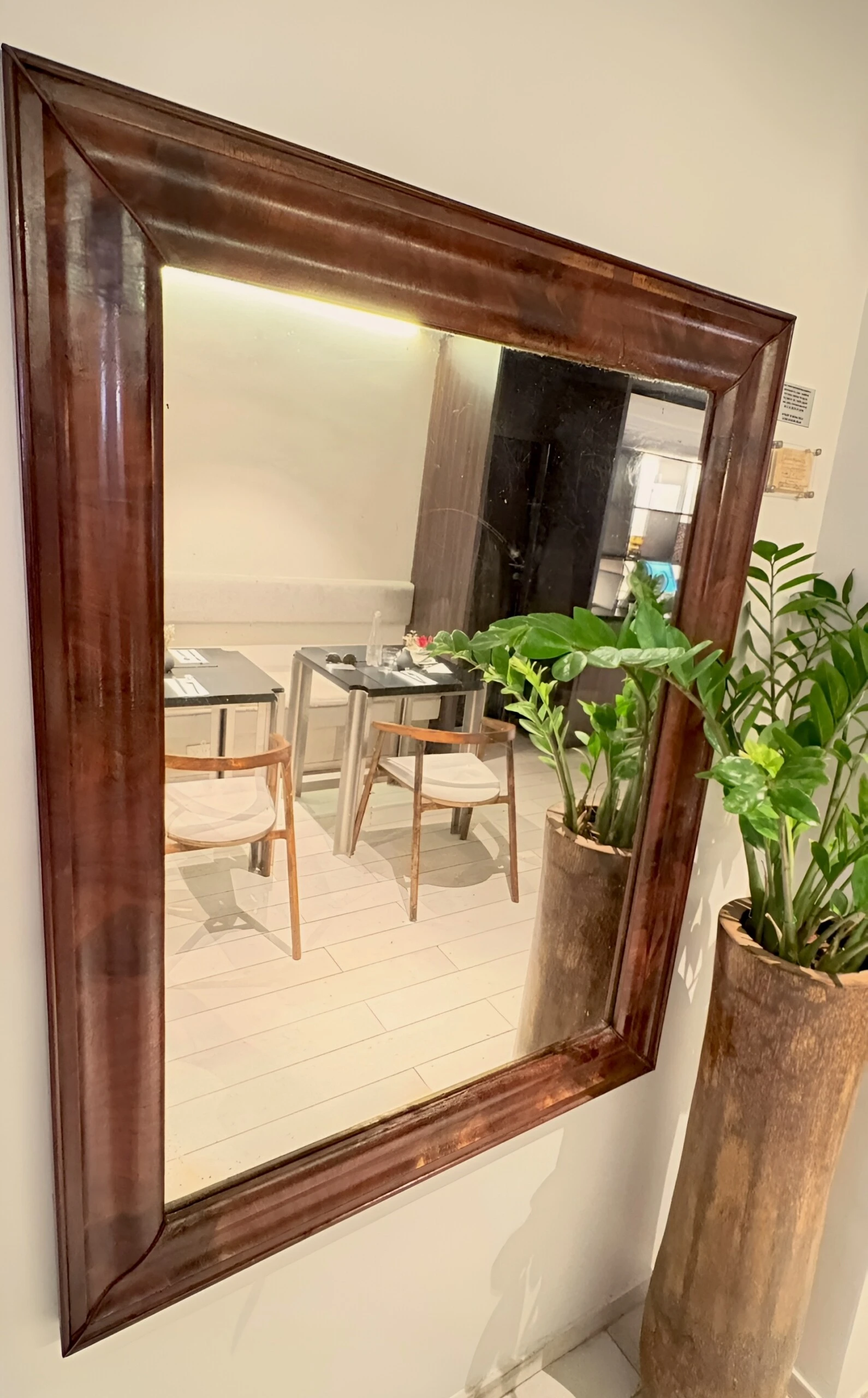 Espejo original usado como parte de la decoración.