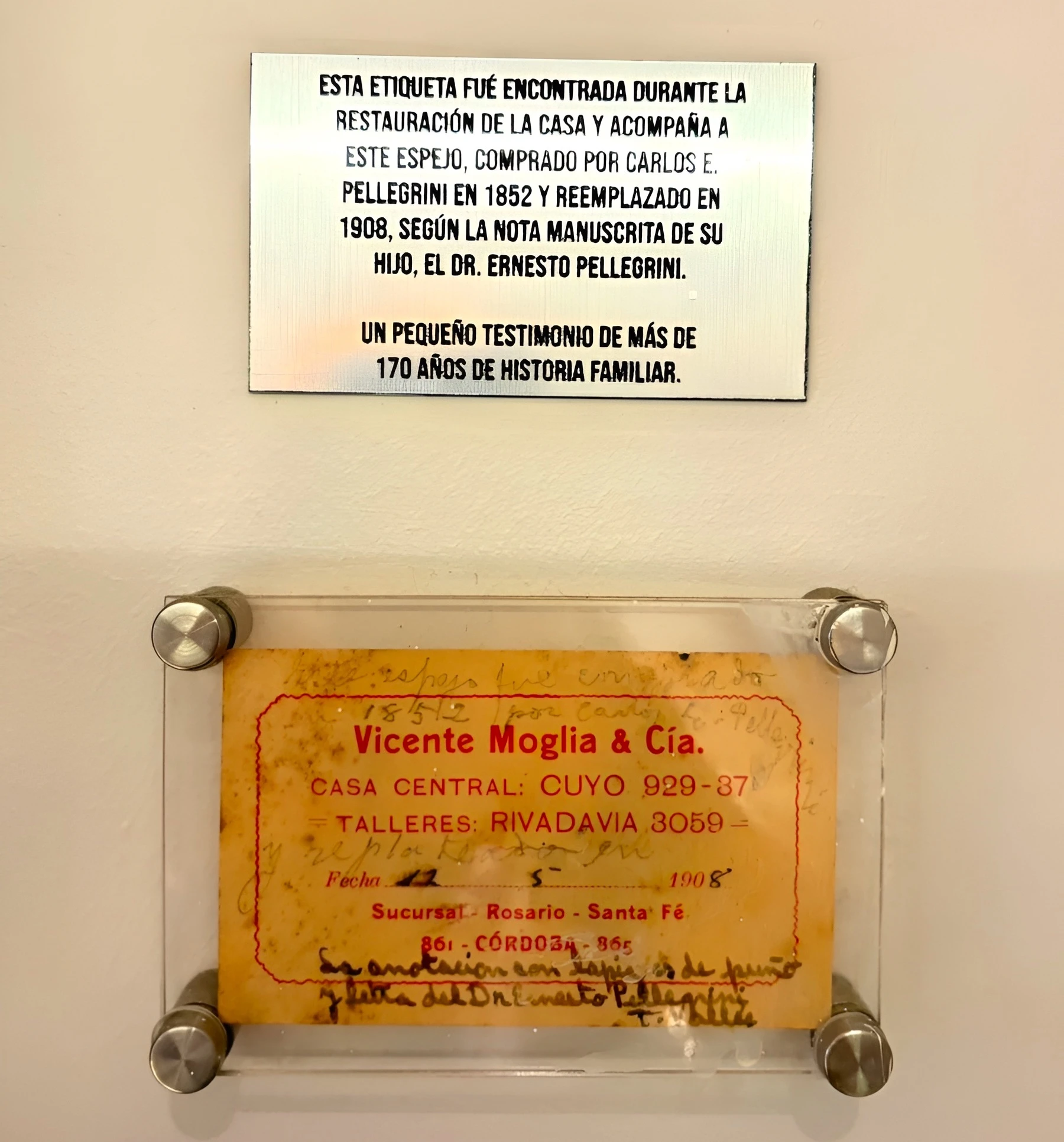 La etiqueta está escrita en puño y letra por el Dr Ernesto Pellegrini, hermano de Carlos Pellegrini. Dice: este espejo fue comprando en 1852 por Carlos Enrique Pellegrini y reemplazado en 12/05/1908