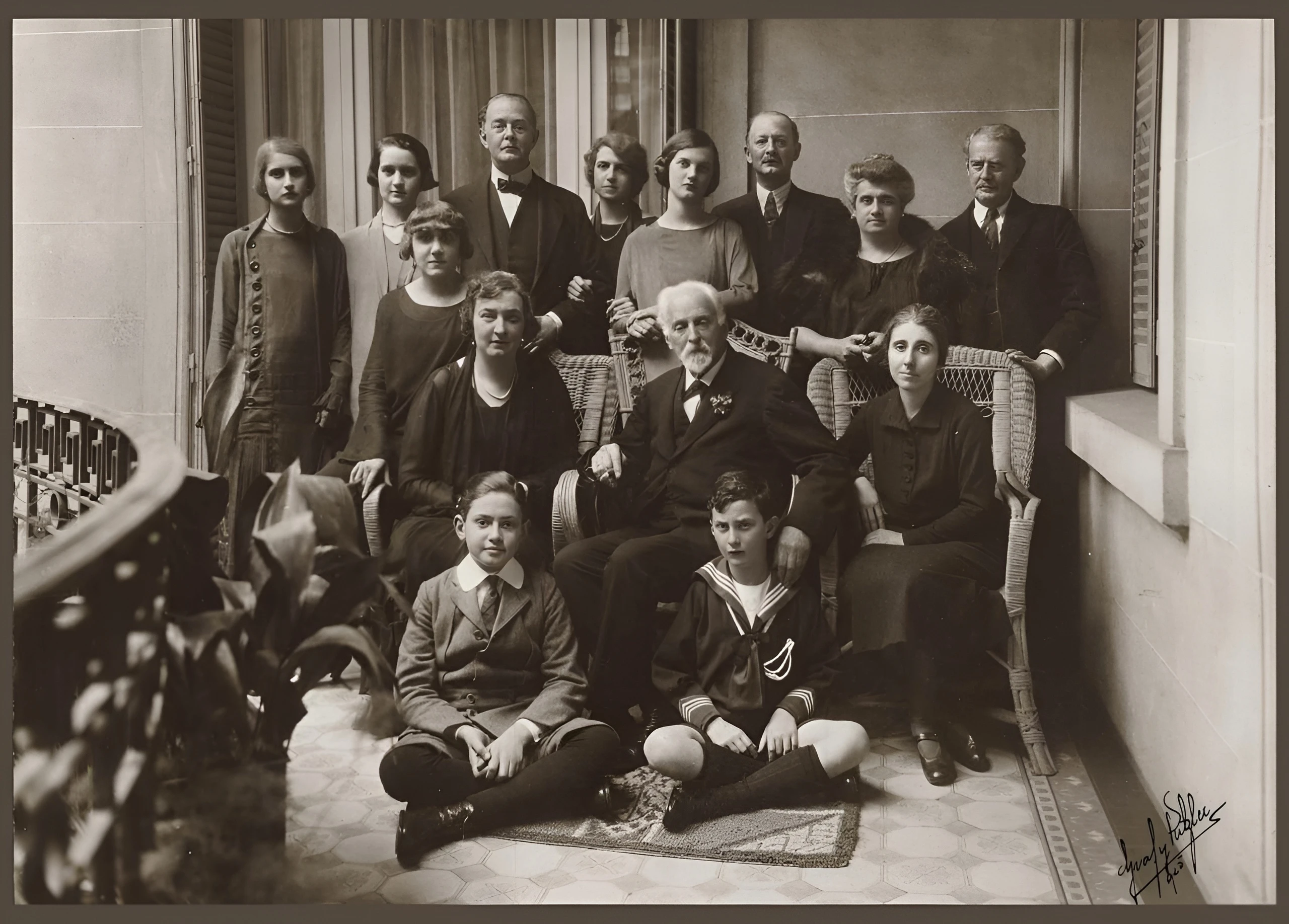 Esta residencia de Ayacucho 1571, construida en 1913, fue por más de un siglo el hogar de Tomás Vallée Meyer, o como lo llamaban con cariño, Tomasito. La foto fue tomada en el primer piso del jardín de esta casa, durante el festejo por los 80 años de don Martín Meyer. Tomás es el niño que está sentado en el suelo, a la izquierda, con la mano apoyada en el hombro de su abuelo.