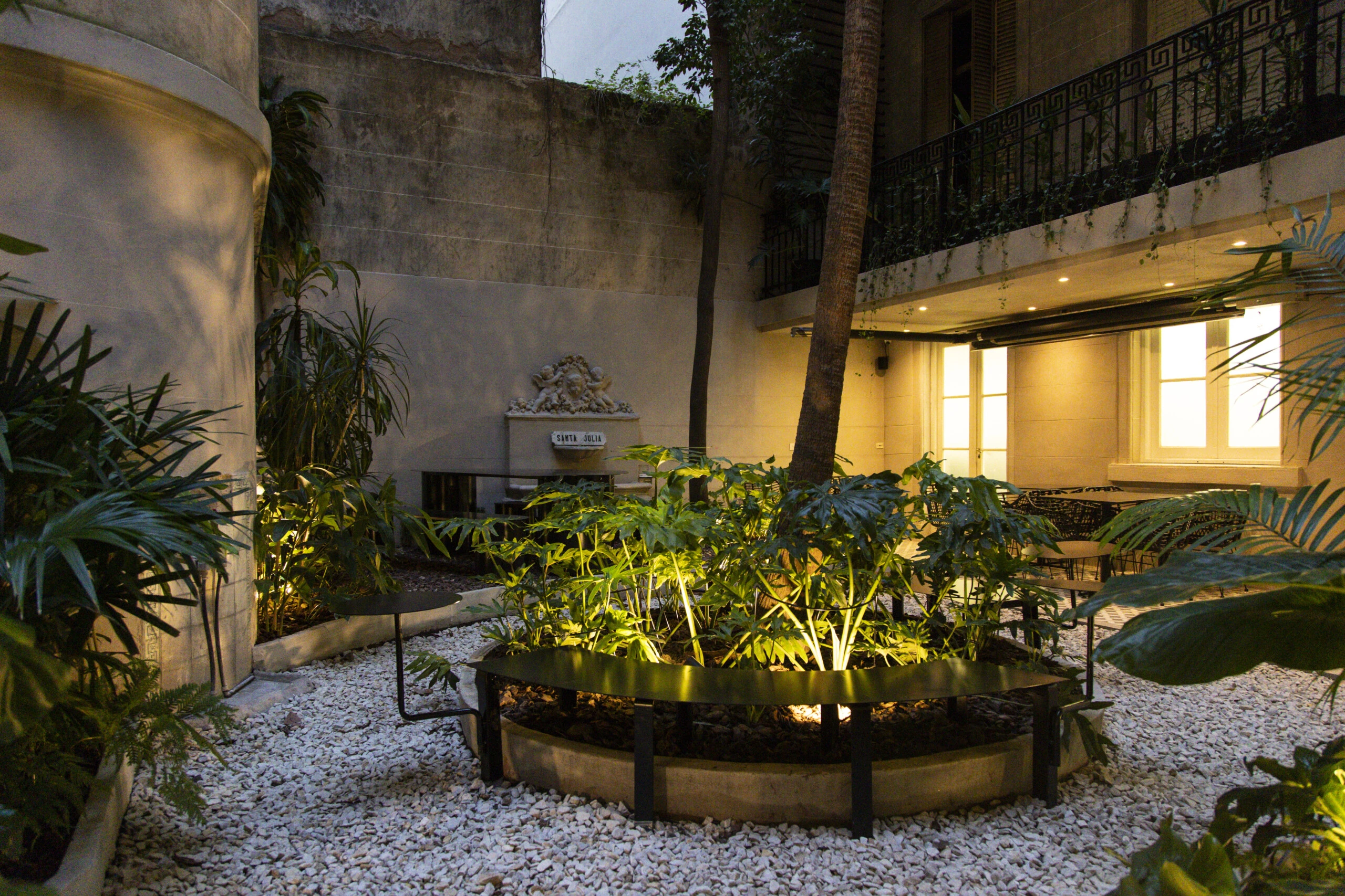 Muyè tiene origen en el idioma bantú, hablado en regiones de África, y significa “mujer”. La elección no es casual: es un homenaje a la fuerza, la creación, la sensibilidad y el sostén que históricamente han encarnado las mujeres y que también están presentes en la cocina, en el cuidado por los detalles y en el espíritu del lugar.