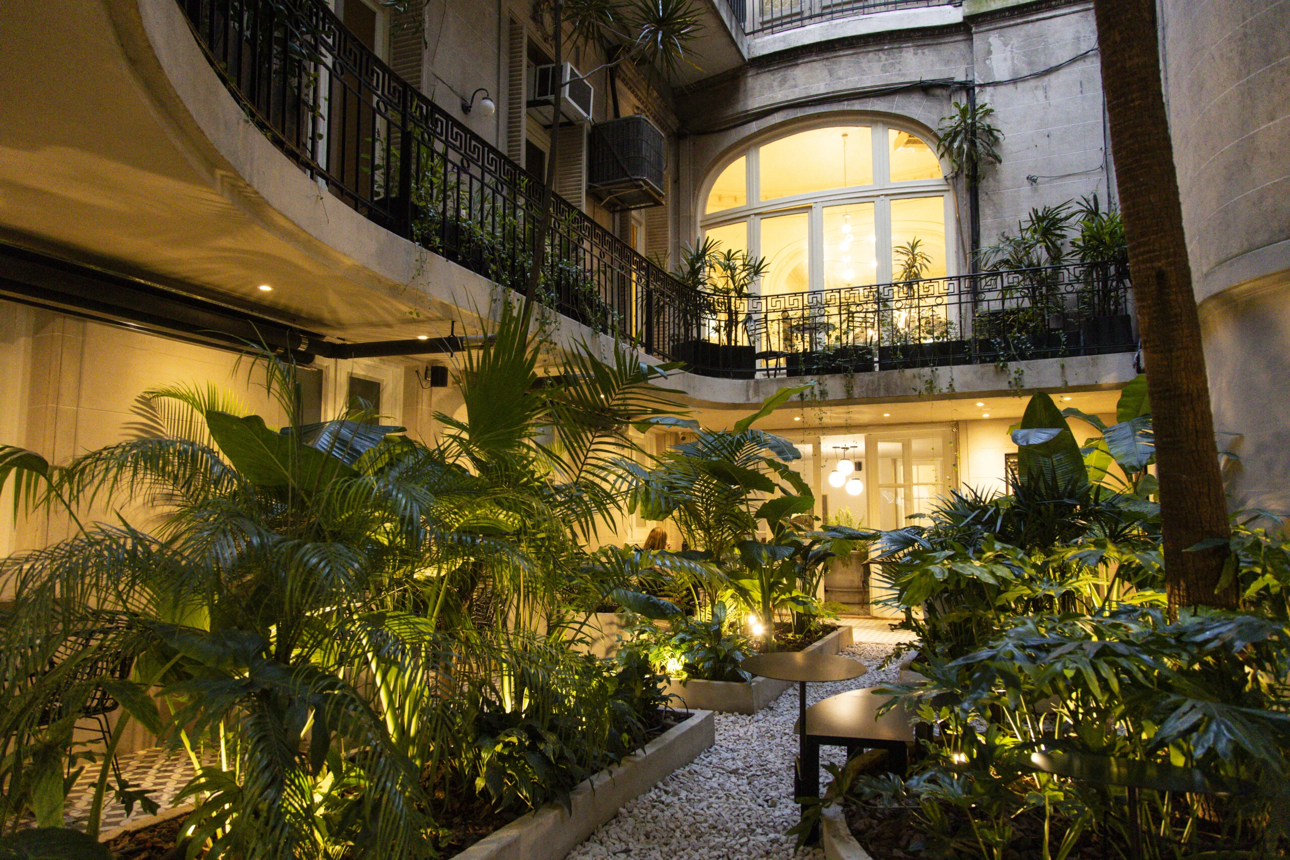 Así luce hoy el renovado jardín de la casona, punto de encuentro de amigos, familias y reuniones de trabajo.