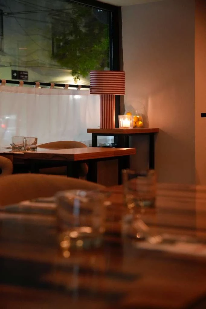 El espacio combina un diseño atemporal con una sensibilidad moderna.