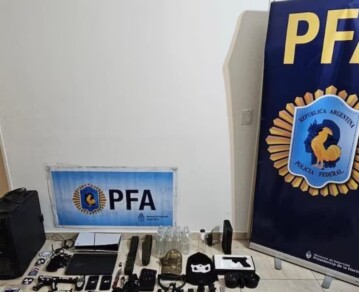 Planeaba un atentado en su colegio y fue descubierto por el FBI: qué encontraron en la casa del adolescente de Caballito