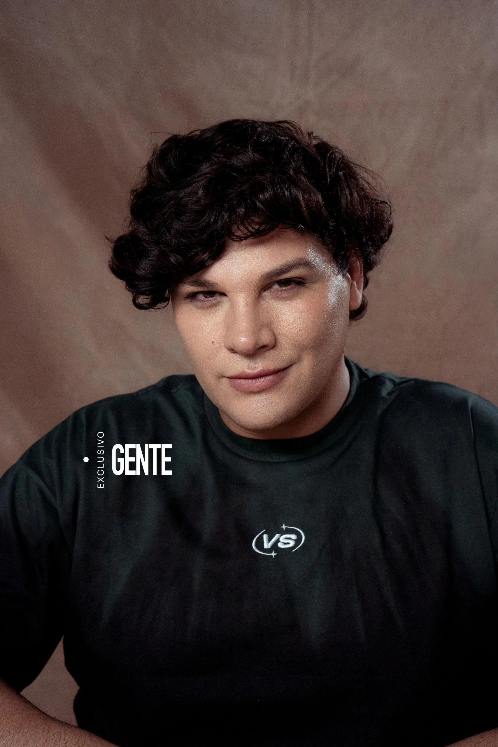 Para la producción, Emma decidió salir del personaje y simplemente ser Emanuel, posando con una remera básica que conformó un look casual. 