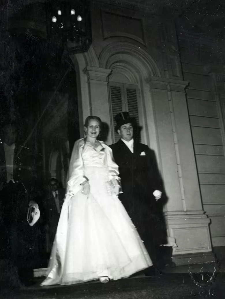 Eva Duarte y Juan Domingo Perón saliendo del Palacio Unzué. 