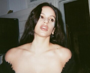 Rosalía revolucionó Buenos Aires con un look “monjil futurista” en su sorpresiva aparición en el show de Cindy Cats: las fotos