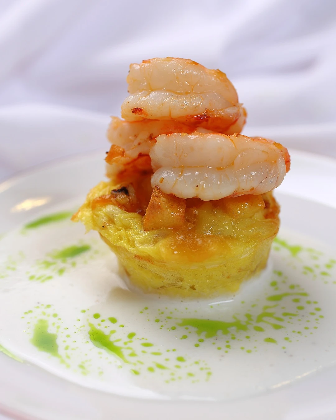 Tortilla española con chorizo colorado, langostinos al ajillo y alioli ahumado.