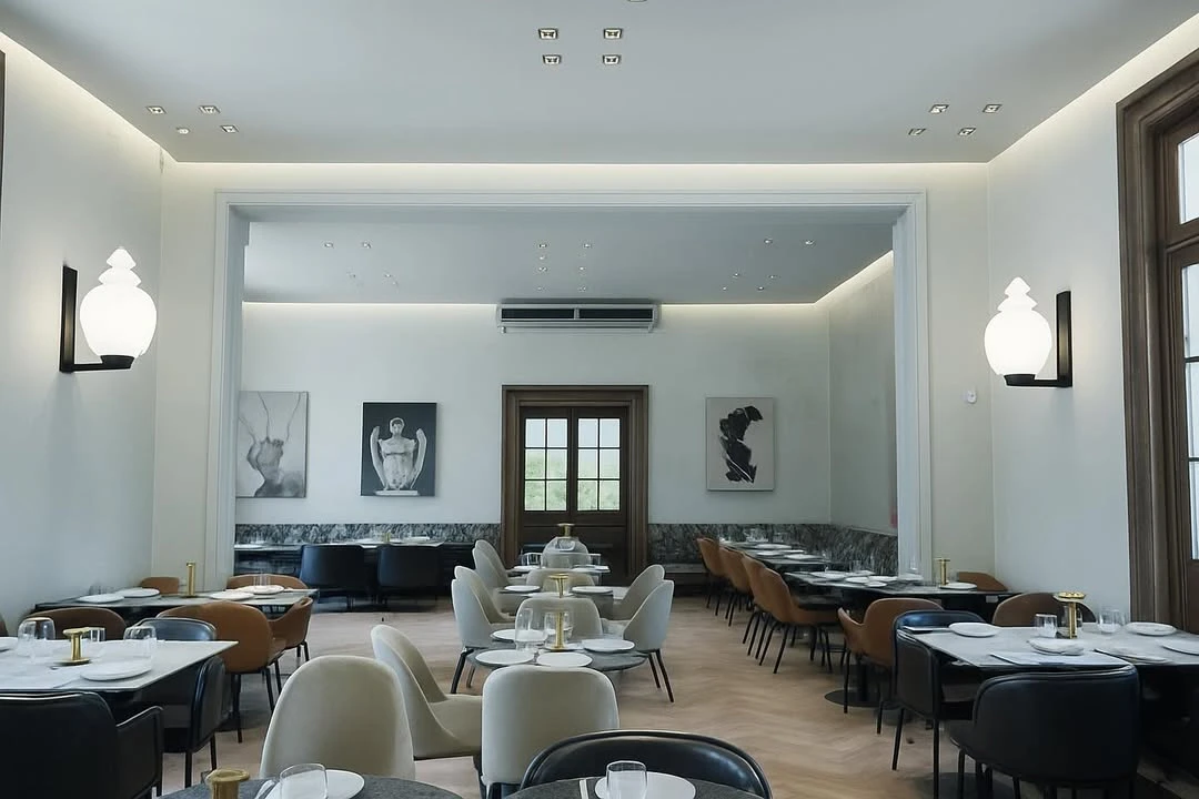 Por dentro, un espacio luminoso y elegante.