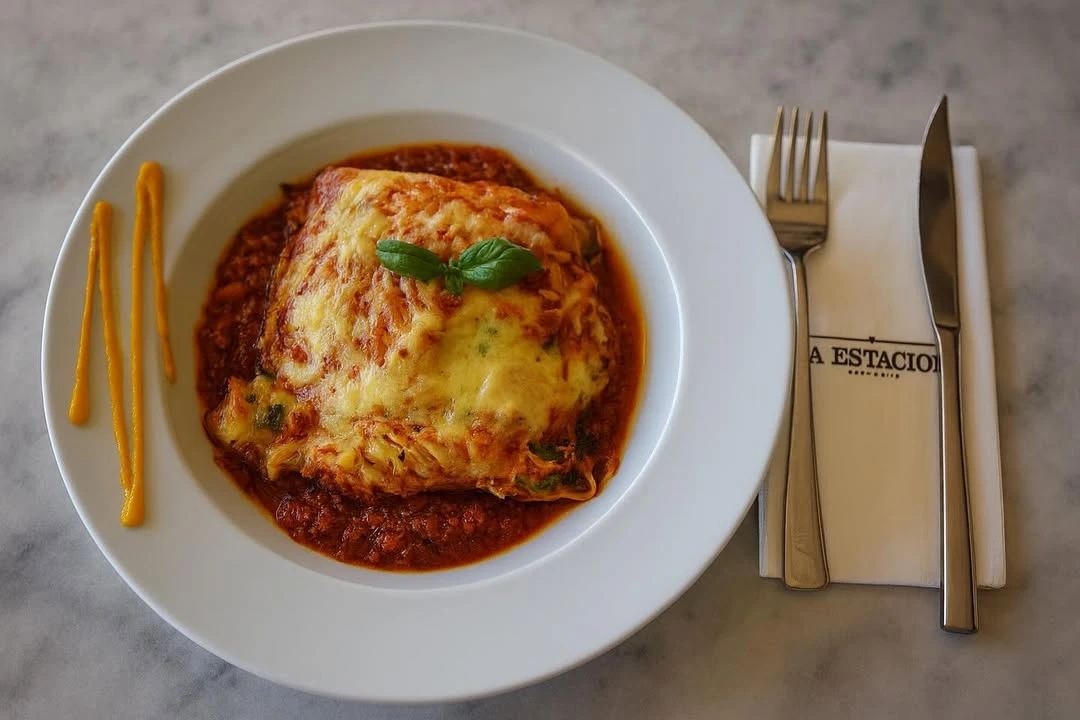 La lasagna, otra de las preparaciones destacadas del menú.