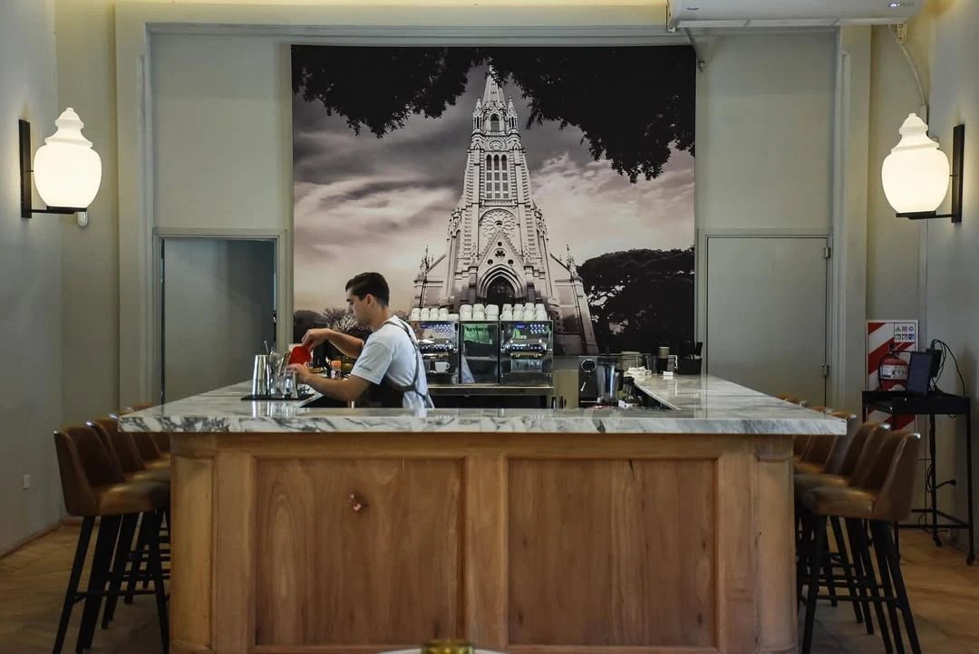 La imagen de la Catedral de San Isidro corona la barra principal.