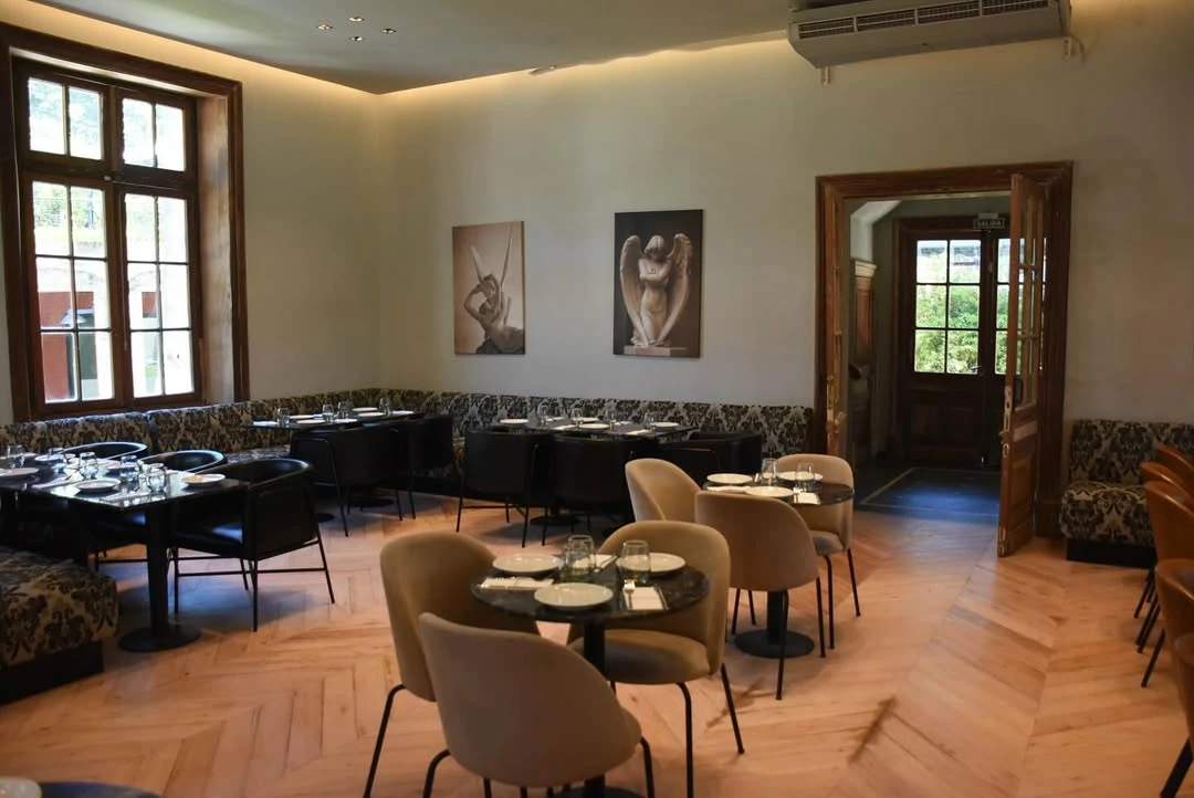 Los amplios ventanales del café.