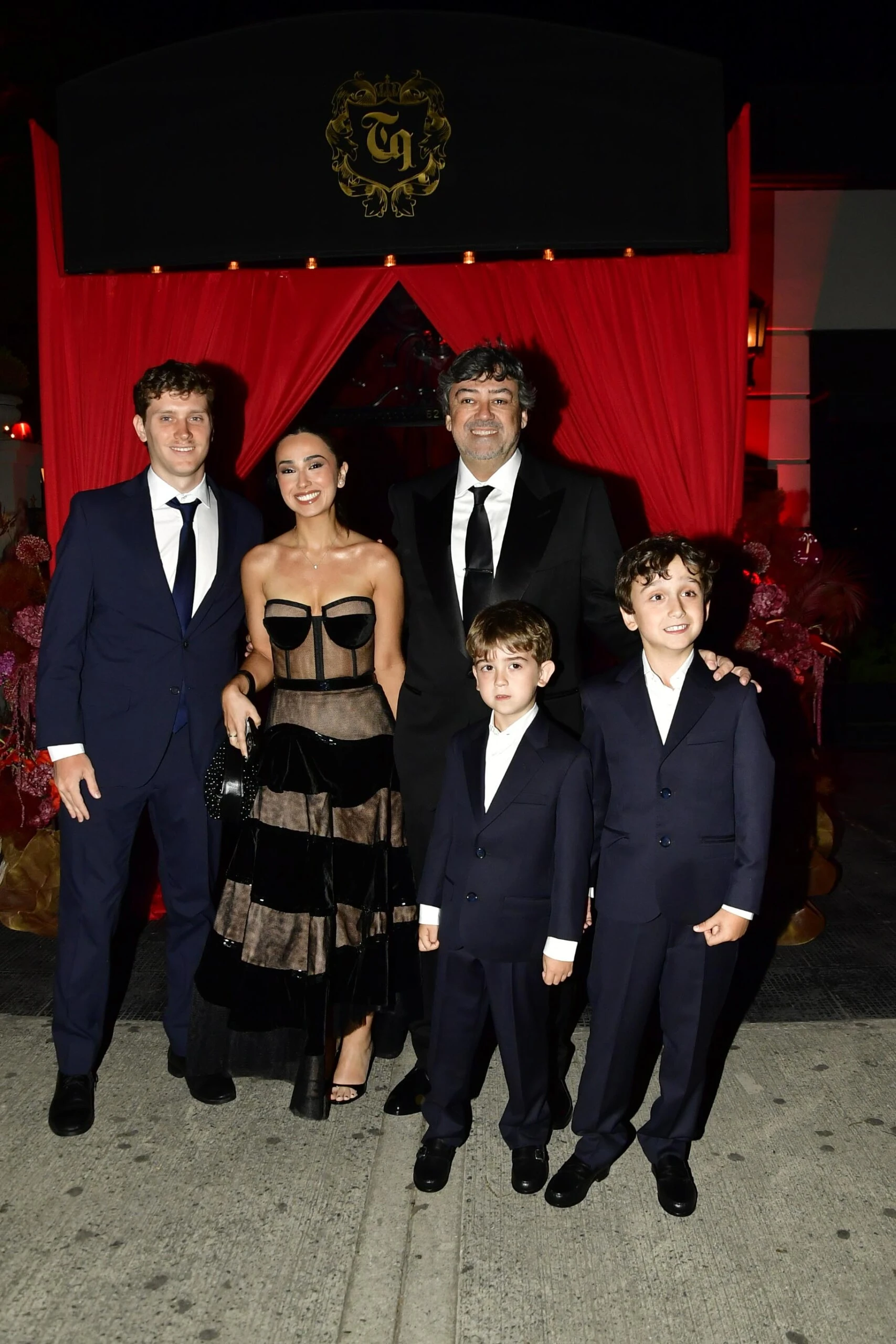 Juan Cruz Ávila con sus tres hijos de anteriores relaciones: Malena, Facundo y Lucas.