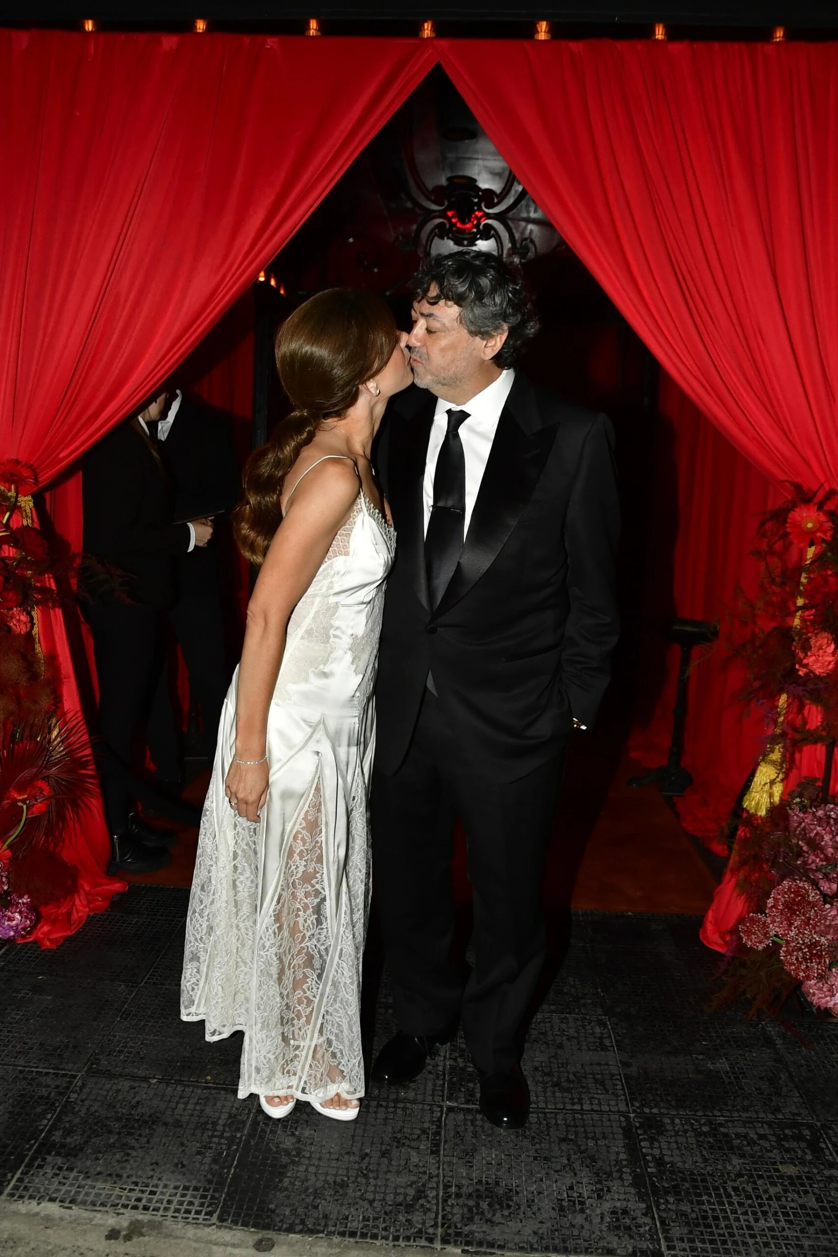 La pareja se dio el clásico beso ante el lente de los fotógrafos que estaban cubriendo el evento en la zona de la Costanera porteña. 