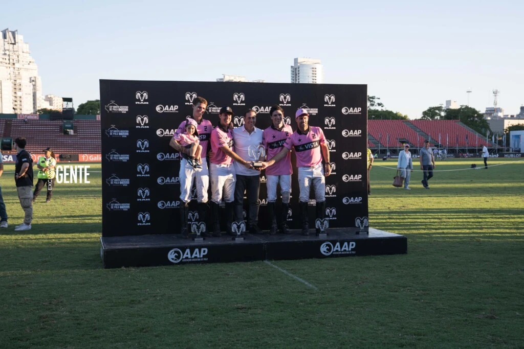 Los jugadores de Ellerstina Indios Chapaleufú Vista junto a Martín Zuppi, Presidente de Stellantis Argentina.