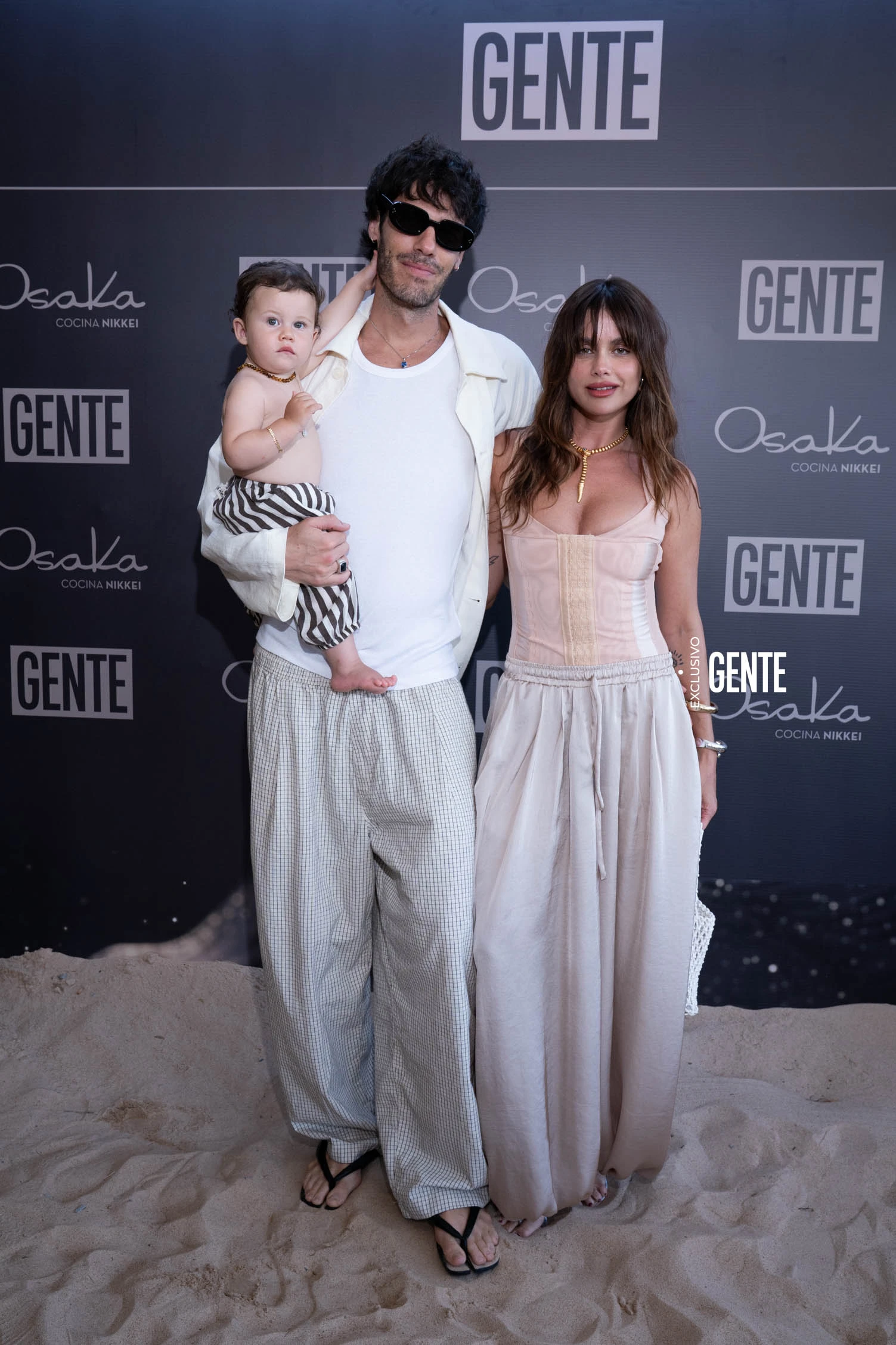 Vito Saravia junto a su esposo e hijo.