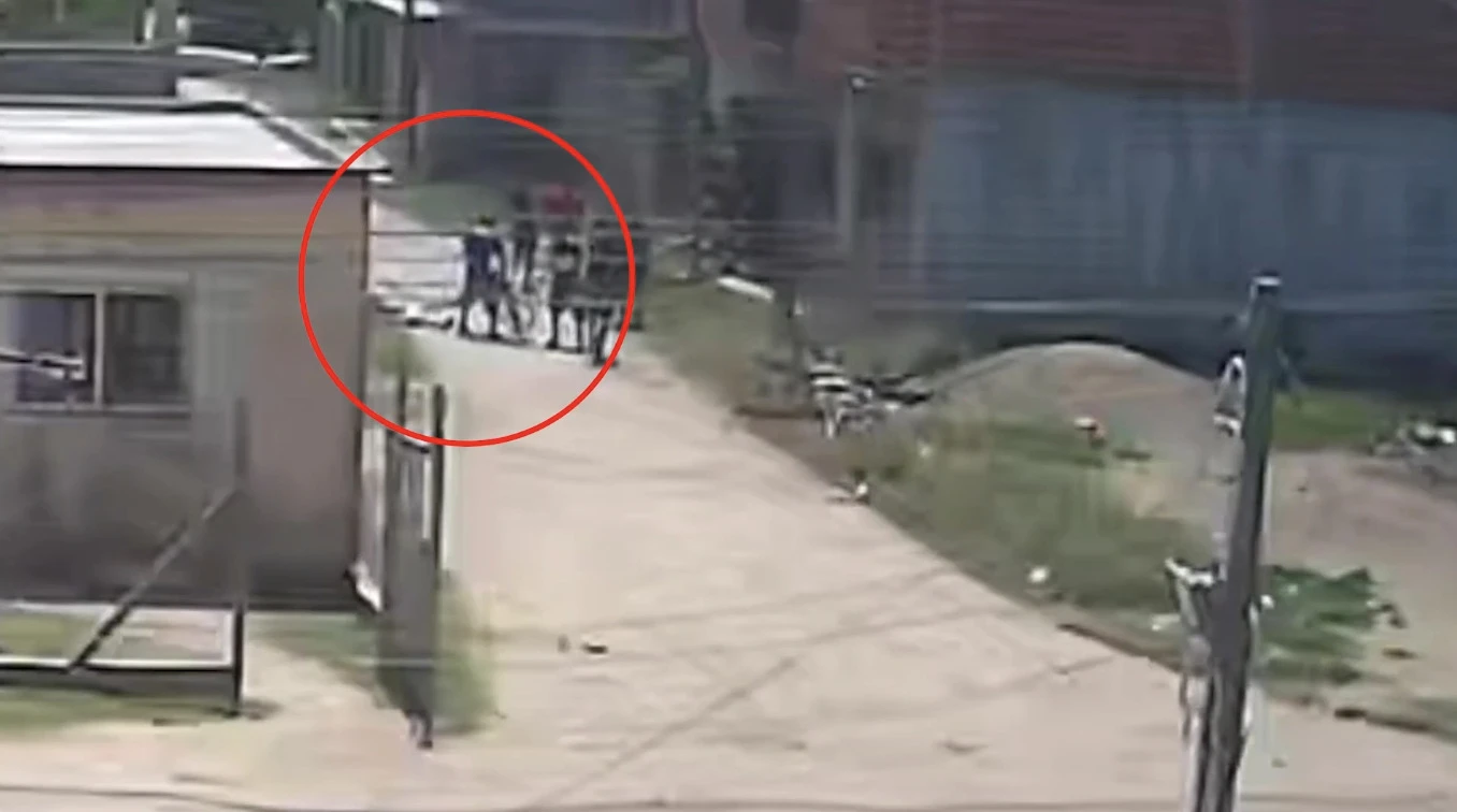 El momento en el que el jubilado es abordado.