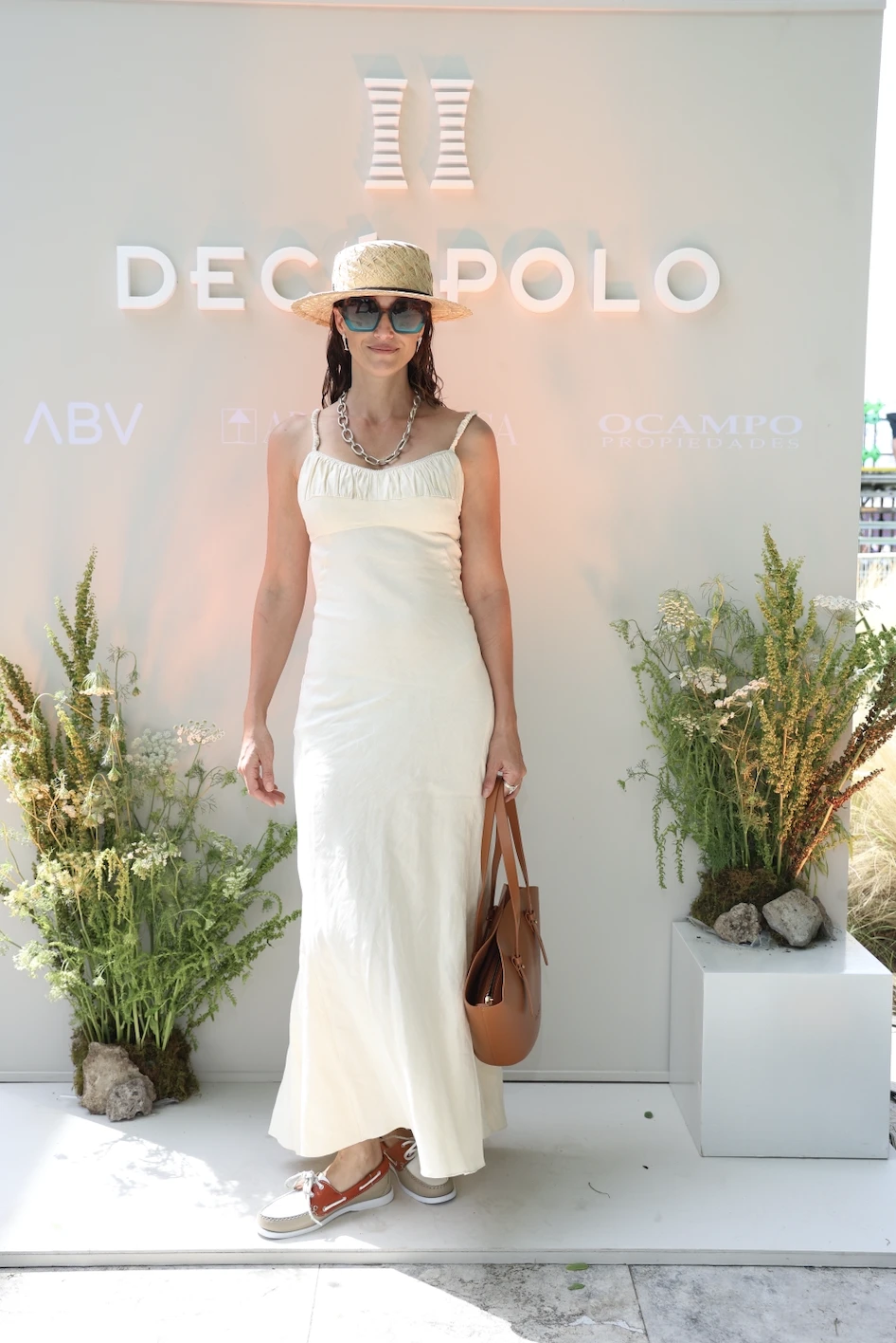 Un estilismo que prioriza la frescura del lino, ideal para jornadas al aire libre.